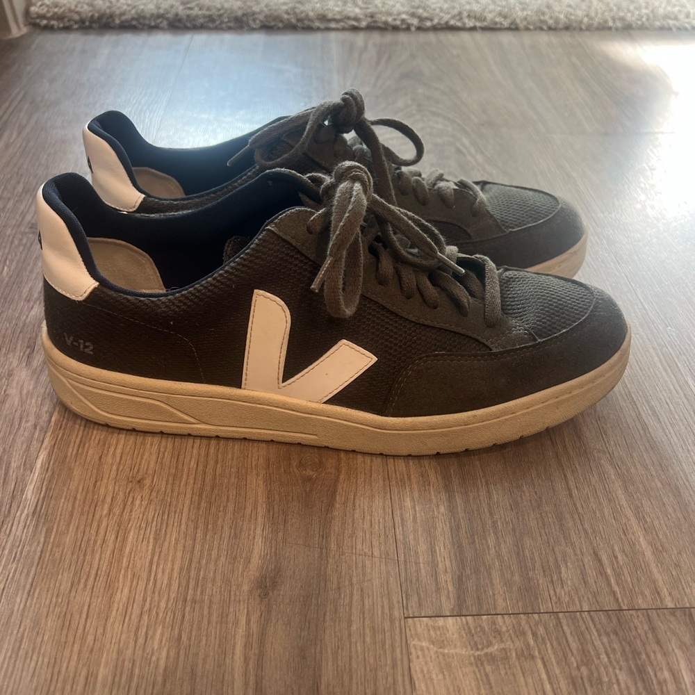 Veja Men's Green and White V-12 Sneakers